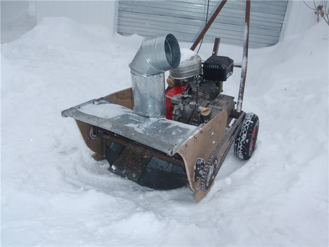 Самодельный снегоуборщик с двигателем от бензопилы «Урал»