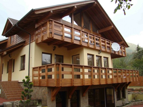 Фото дом с красивым балконом с ограждением в стиле шале