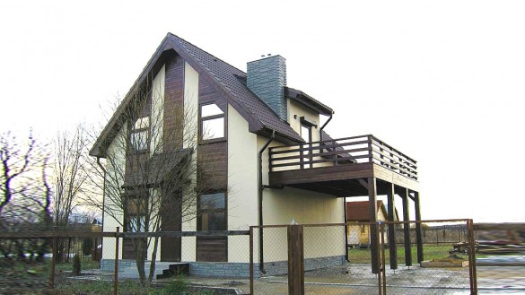 Фото дом с открытым пустым балконом