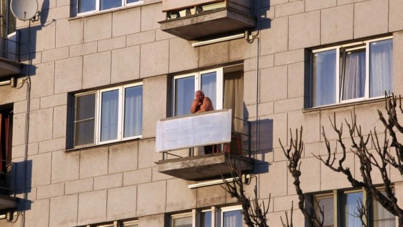 Фото балкон в многоэтажном доме, жилец отдыхает