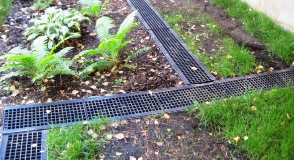 Фото лотки ливневой канализации с решетками для отвода поверхностной воды с застойных зон на участке