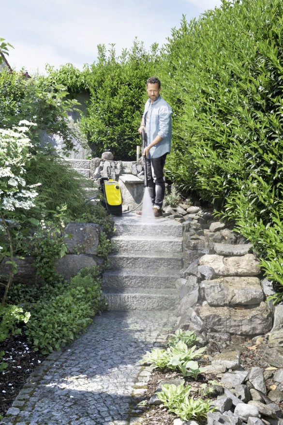 Очищение садовых дорожек с минимойкой Karcher