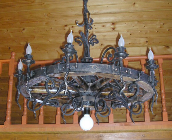 Люстры и различные светильники из дерева выполненные под старину