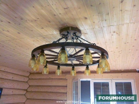 Люстра в форме колеса – идеальный светильник для загородного дома в стиле кантри