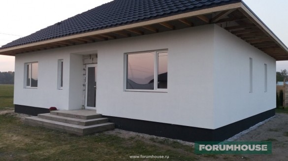 Фото дом со ступенями, готовой кровлей и фасадом