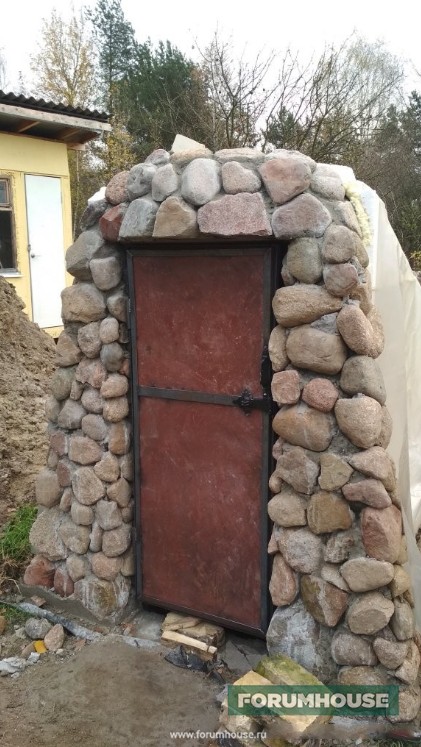 дверь в погреб