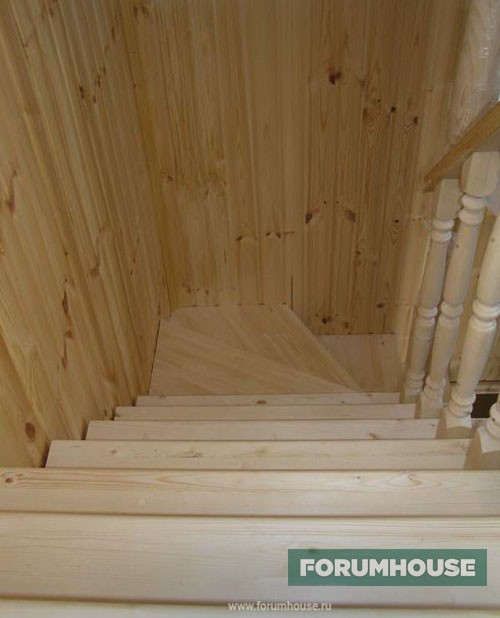 Дачная лестница с узкими проемом