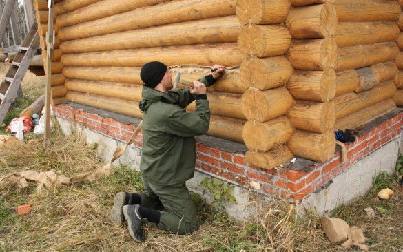 Зависло бревно в срубе что делать