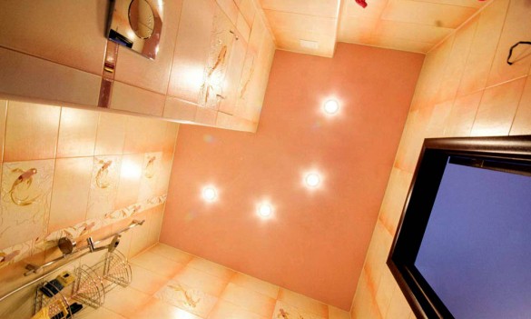 Чем отделать потолок в ванной комнате