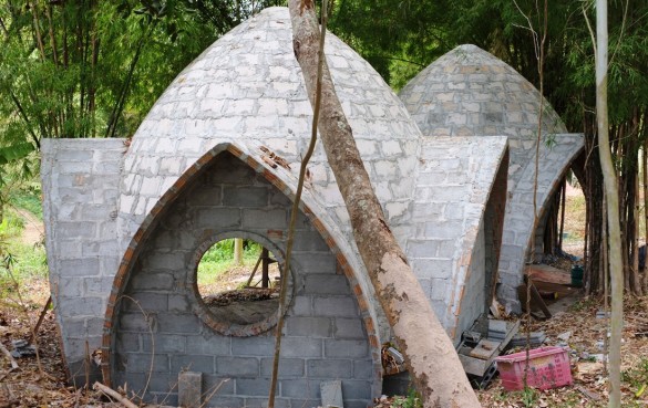 Купольный дом из соломы и глины