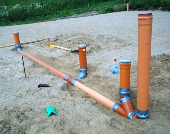 Укладка канализационных труб под монолитную плиту