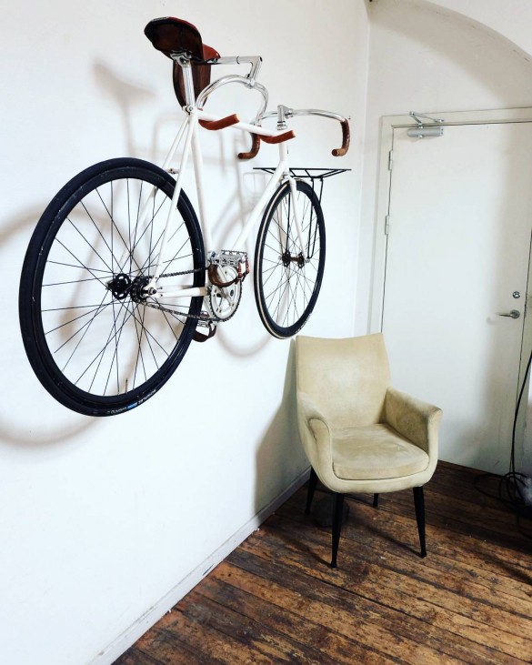 Проект велосипед: вешалка для велосипеда и открывалки из старой велосипедной рамы