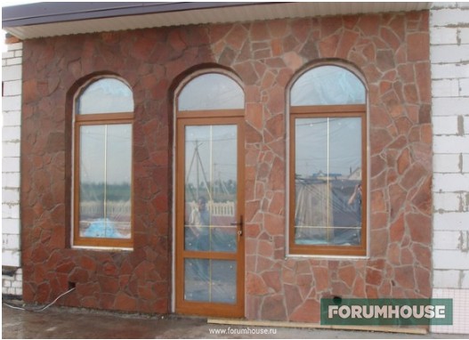 Фото фасад, облицованный пластушкой, мокрый и сухой для сравнения