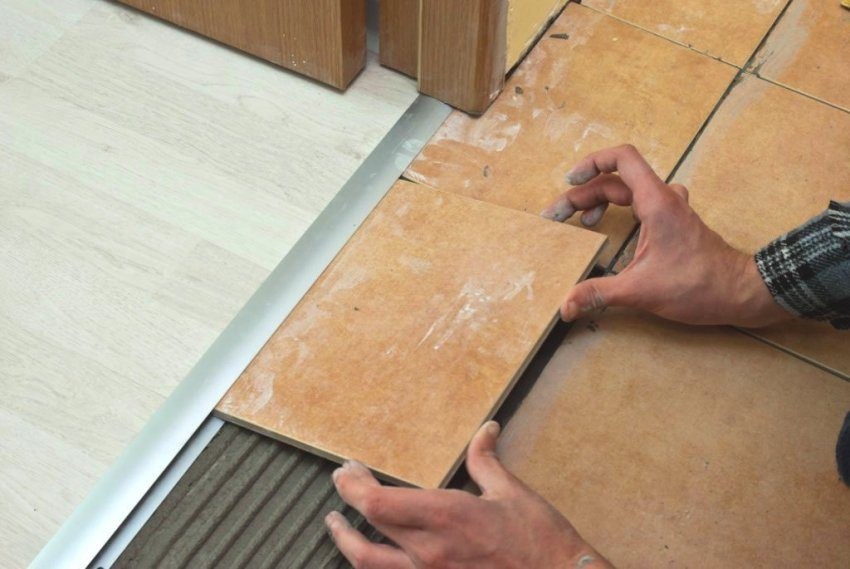 Разные способы приклеить потолочную плитку своими руками, каким клеем лучше клеить