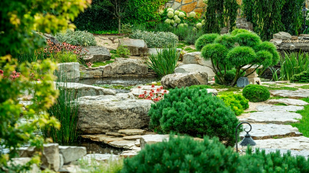 Как украсить садовый участок камнями?