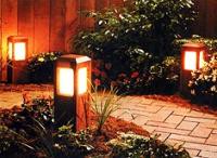 Выпить кофе и осветить сад: наружные светильники для дачи