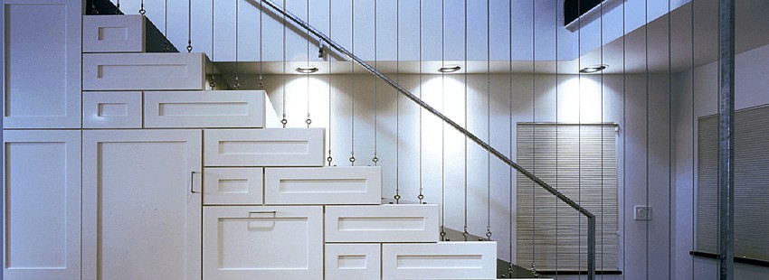 Лестница-шкафчик вместо времянки и деревянная лестница с забежными ступенями как проба пера