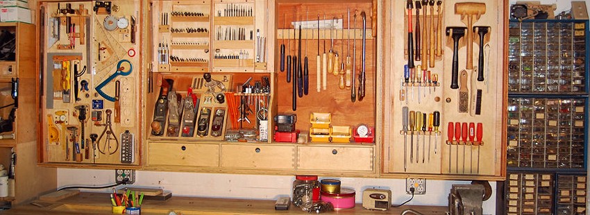 Инструменты и приспособления для домашней мастерской.