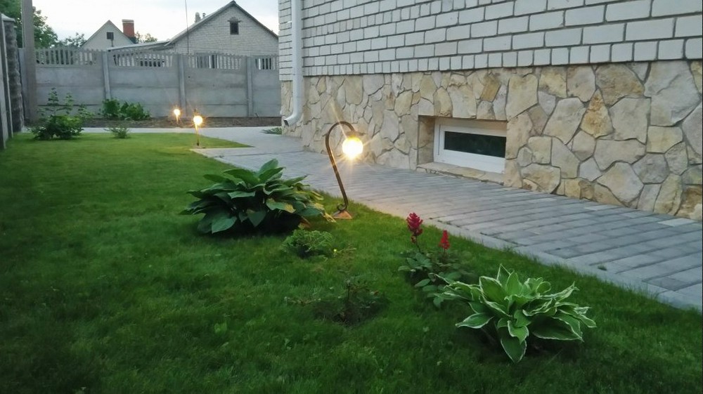 Освещение двора частного дома своими руками (71 фото)